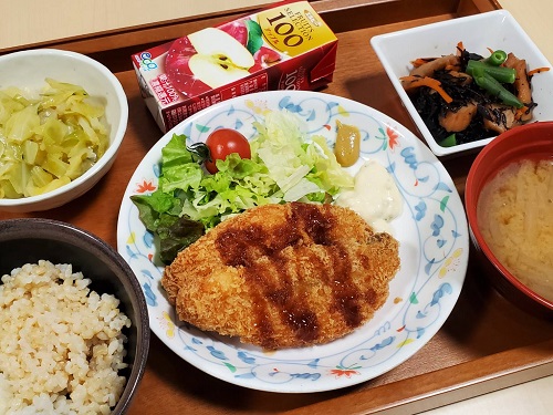 B食：サーモンフライ・味噌汁・ごはん