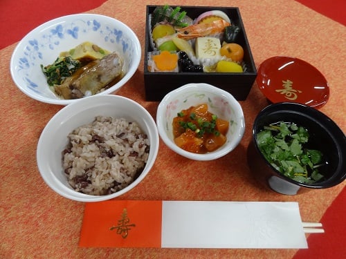 お正月・元旦夕食「赤飯、お節詰め合わせ、祝肴盛合せ、吸物」