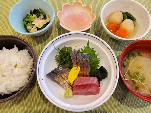 A：鮪と焼きしめ鯖の刺身