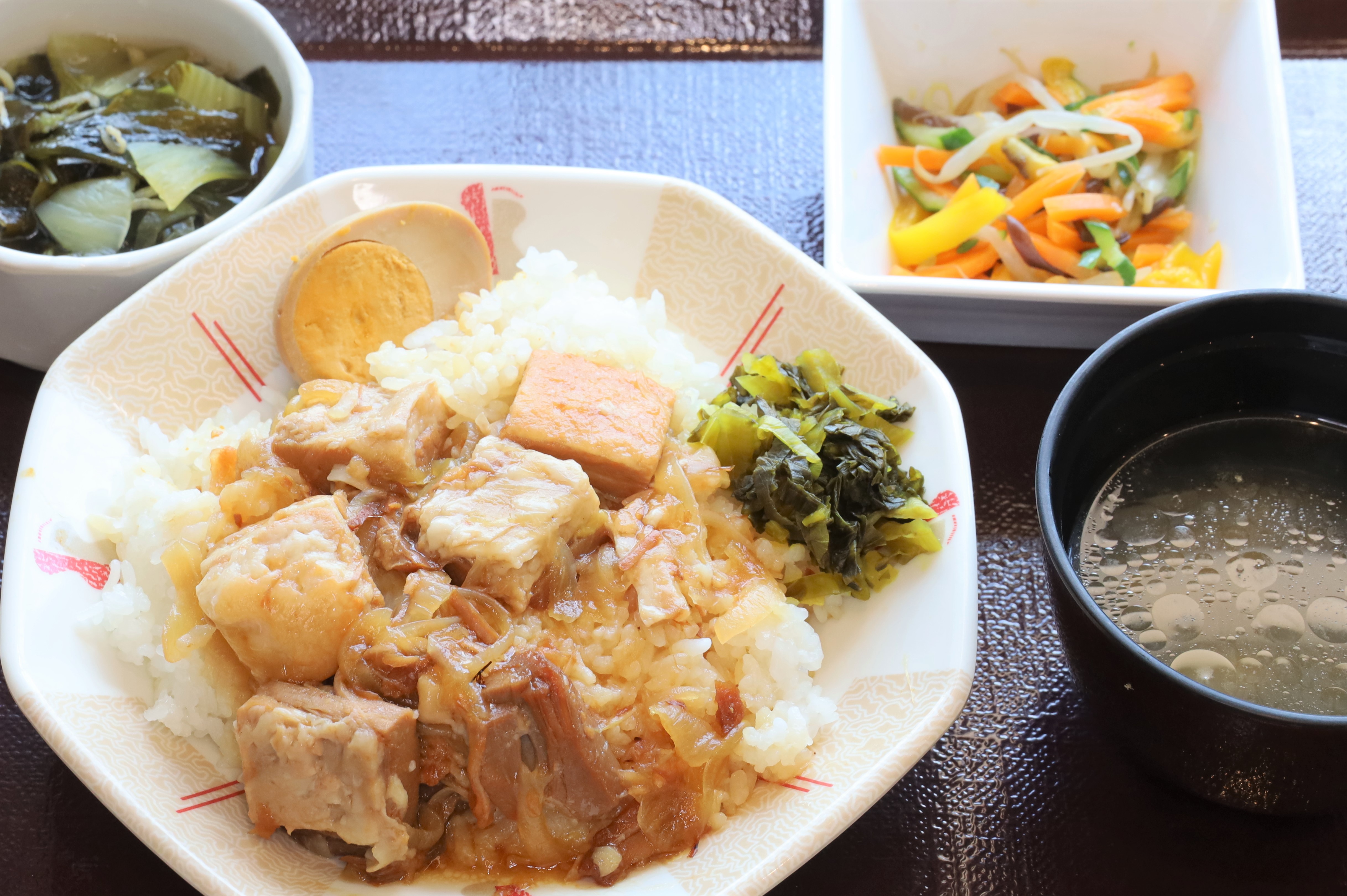 ルーローハン（豚の角煮丼）