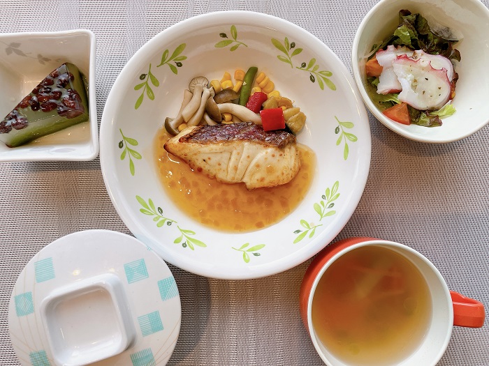 A食：白身魚と野菜のグリル オニオンソース