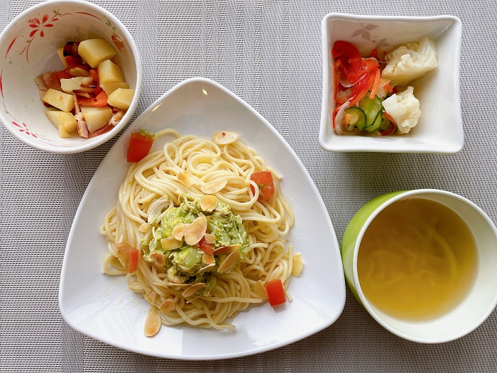B食　鶏のささみとアボカドの冷製パスタ