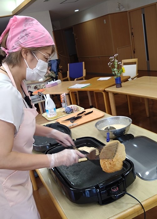 焼き担当の園長！華麗なコテ返しで次々と焼き上げていきます。