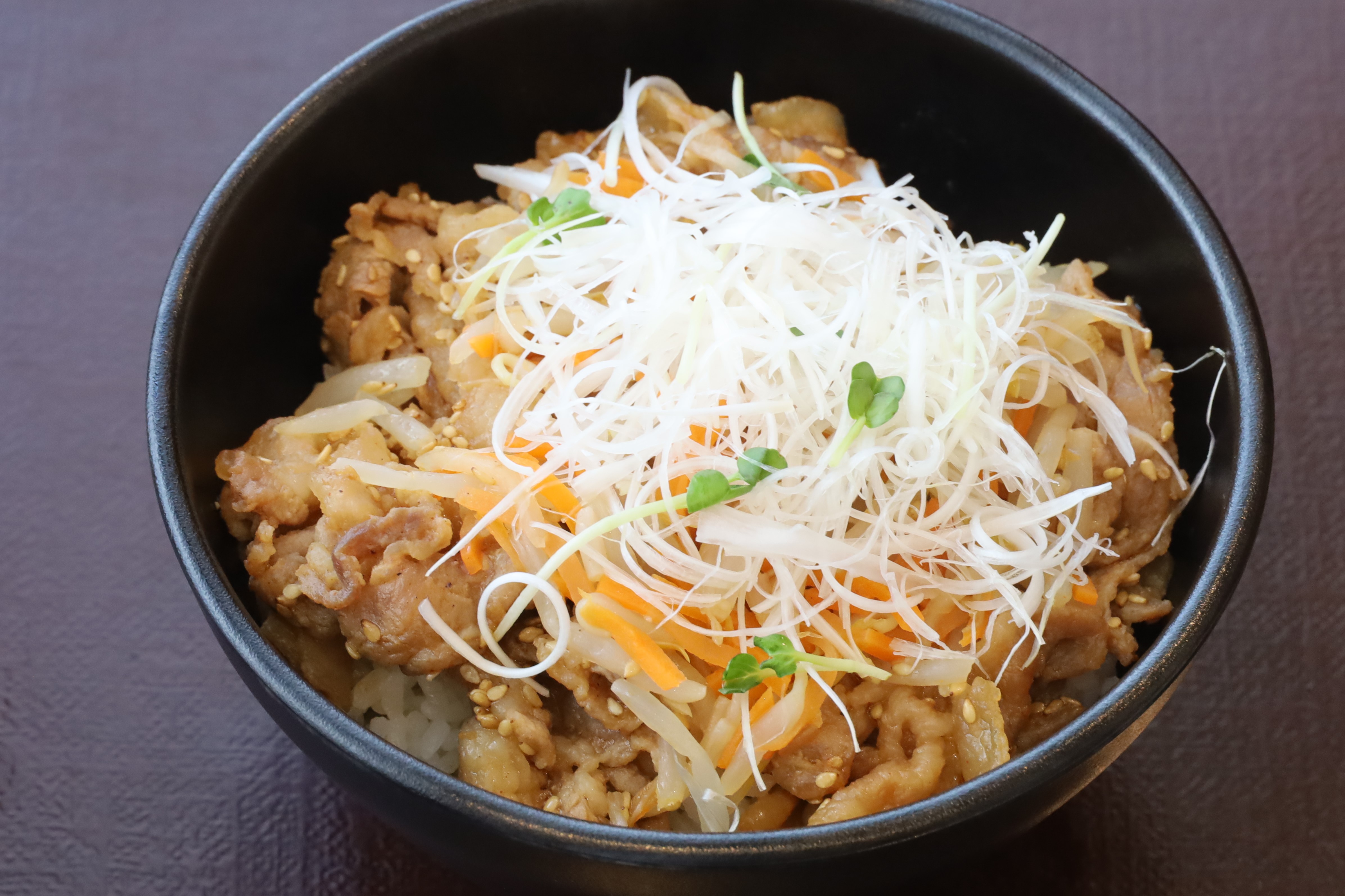 ８月１０日（昼食Ａ）
サムギョプサル丼
（豚肉の韓国風焼肉丼）