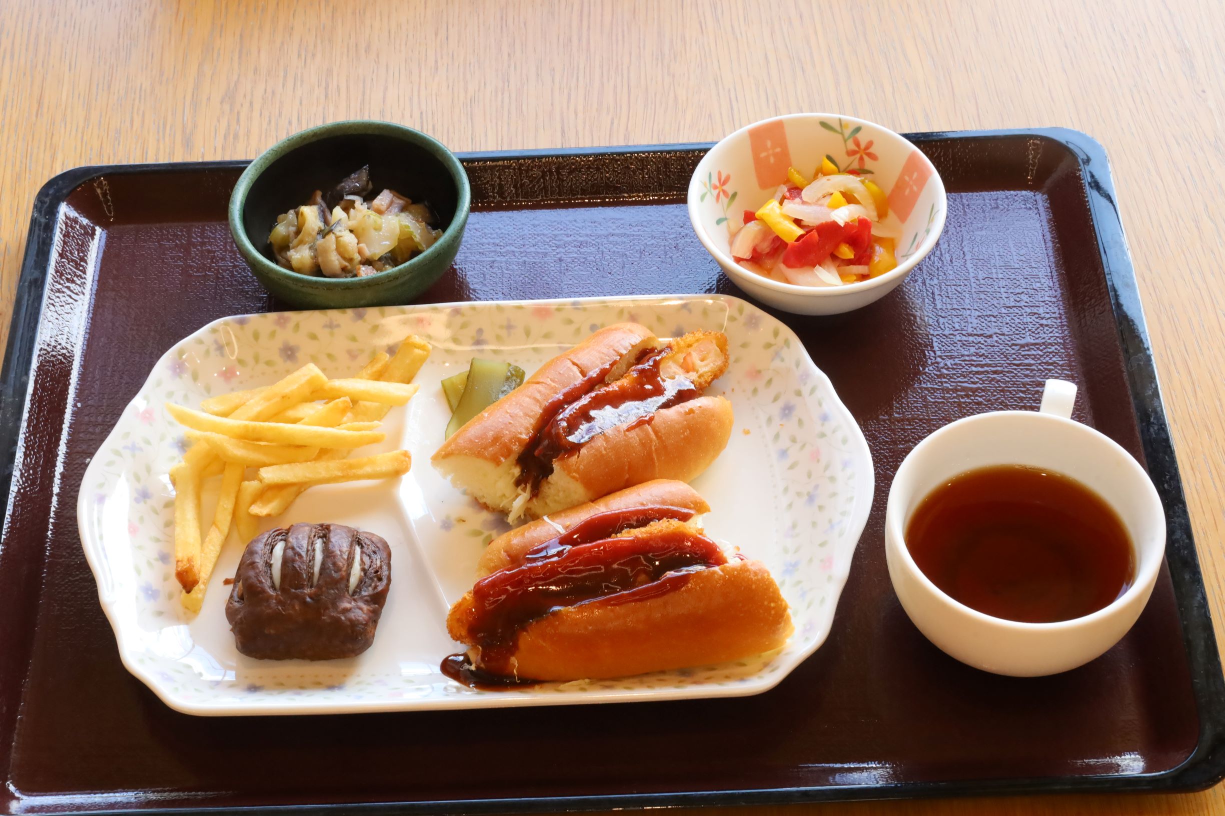 ８月２６日（月）昼食Ａ
エビカツドッグパン