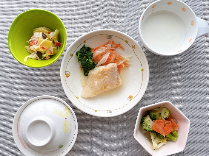 B食：魚のワイン蒸し、ブロッコリーサラダ