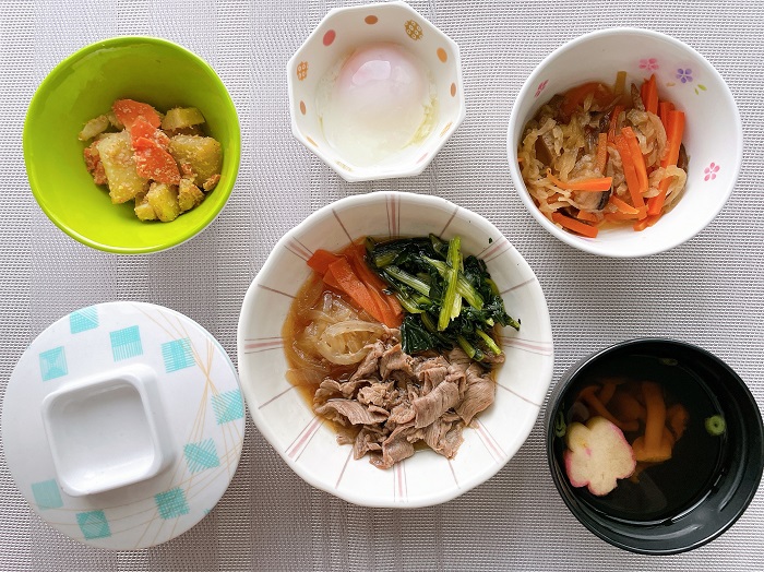 B食：米飯、牛皿 温泉卵添え