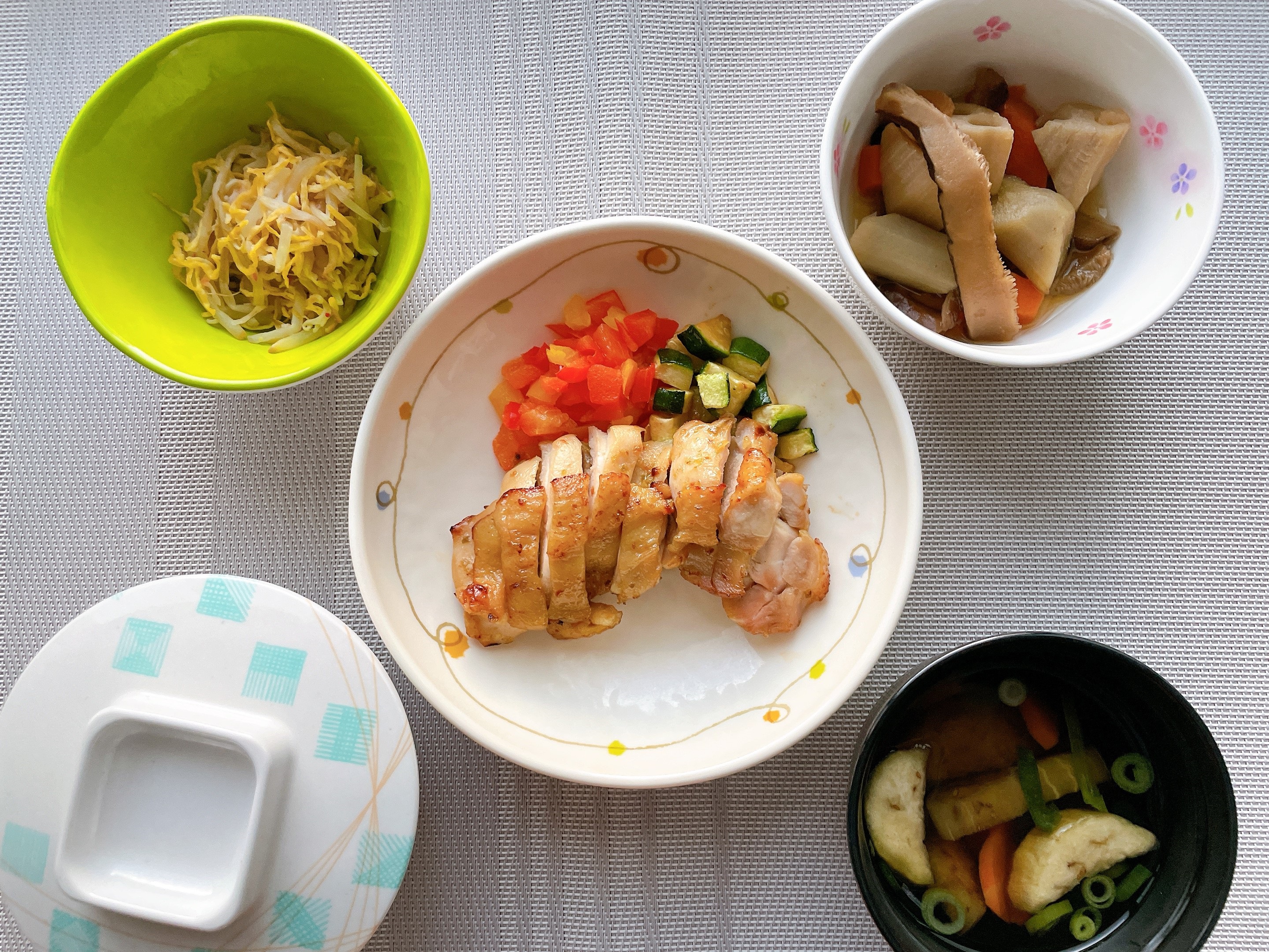 B食：鶏肉のソテー柚子胡椒風味、吸物、米飯