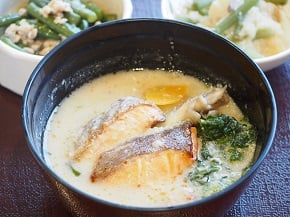 具材たっぷり鮭の粕汁（夕食）