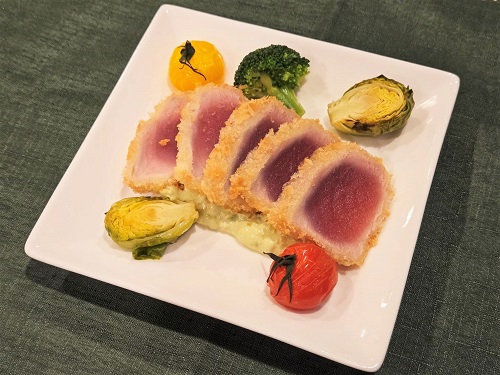 ★マグロのレアカツ
　～アボカドソース温野菜添え～