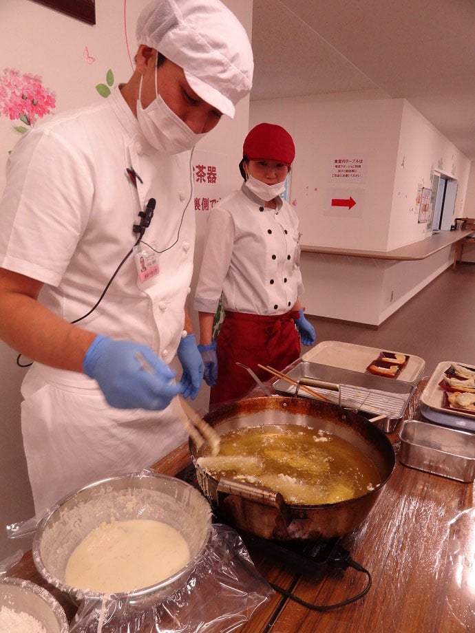 食堂での天ぷらライブキッチン、調理の様子