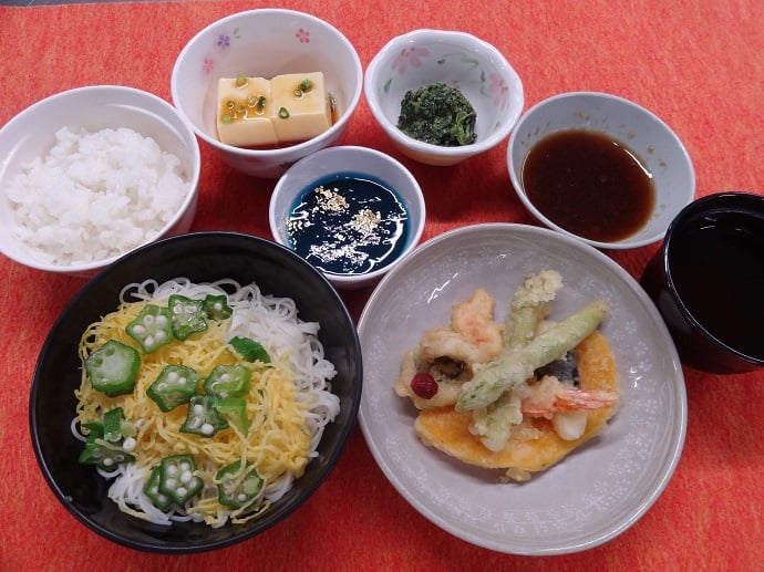 A食（天ぷら盛り合わせ、玉子豆腐、ほうれん草の胡麻和え、ミニそうめん、七夕デザート）