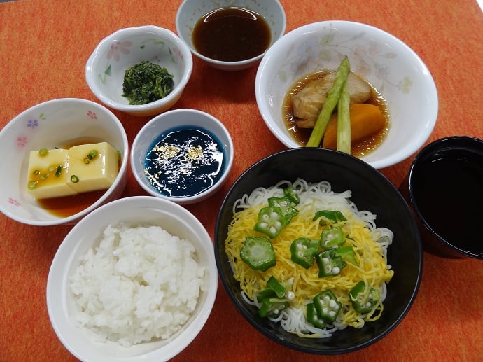 B食（旬魚のおろし煮、玉子豆腐、ほうれん草の胡麻和え、ミニそうめん、七夕デザート）