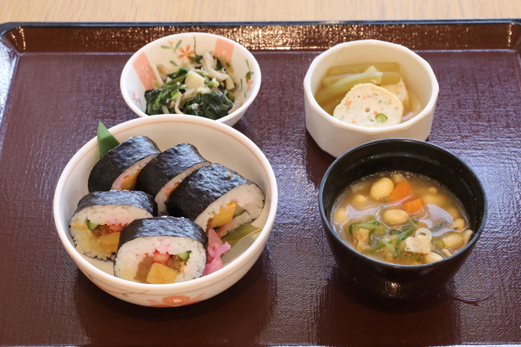 ２月１２日（日）夕食　Ａ食
巻き寿司
