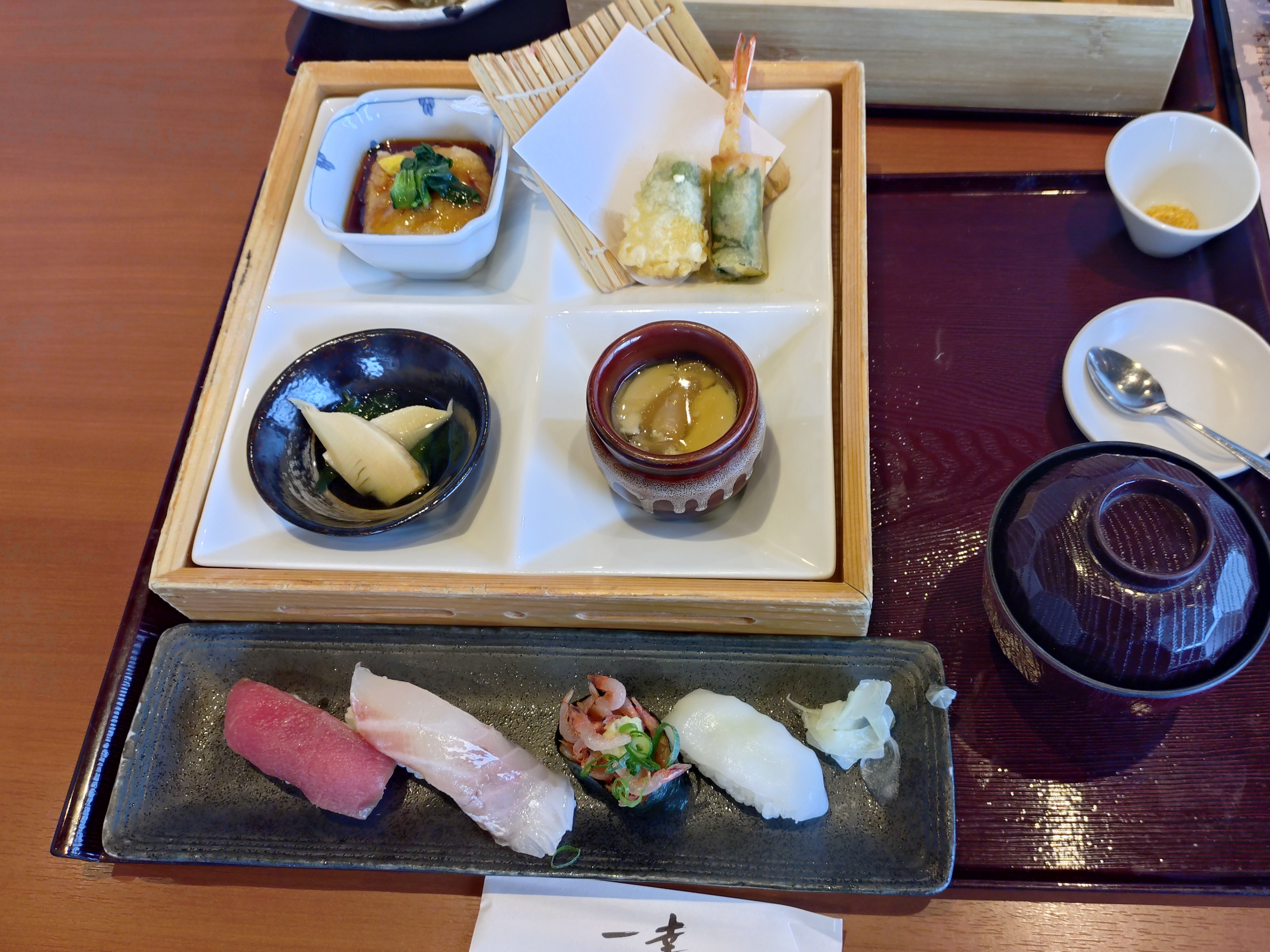 昼食は「すし・創作料理　一幸」にて、お寿司とうどん、お寿司の松花堂弁当、金目鯛煮付け定食からお好きなものを召し上がっていただきました