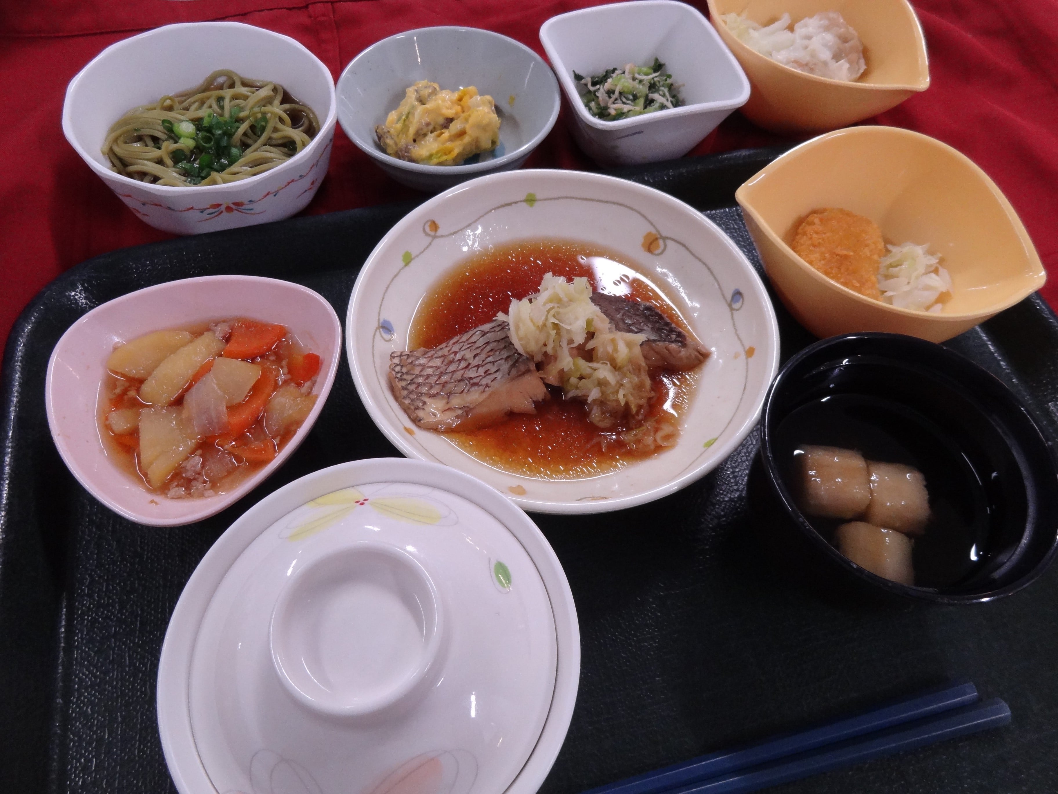 ～選べるおばんざい～
煮魚、選べるおばんざい(６品中、２品選択)、ご飯、吸物
