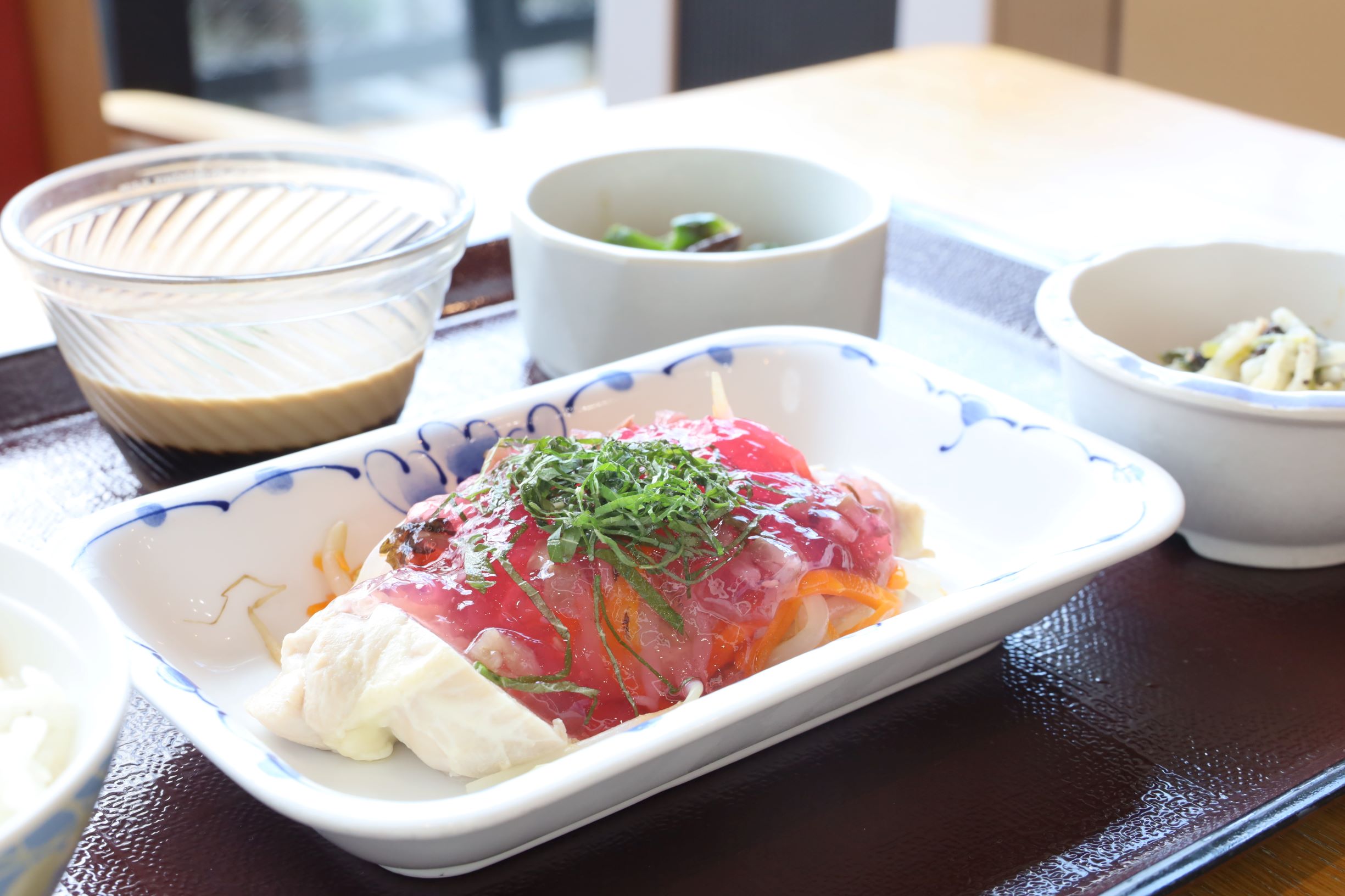 蒸し鶏のゆかりジュレがけ～冷製仕立て～
