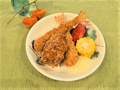■手作り蟹クリームコロッケと
　　　　　　海老フライ盛合せ
　～夏野菜グリル添え～