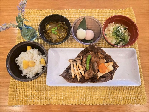 B食：牛肉ときのこの朴葉焼き