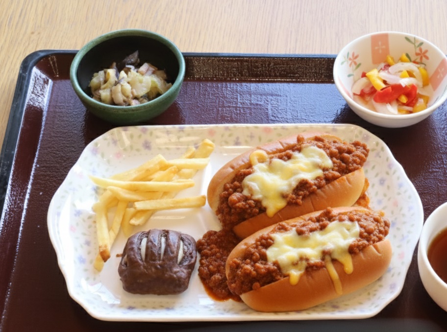 2月9日（月）昼食A食
チリコンカンのチーズホットドック