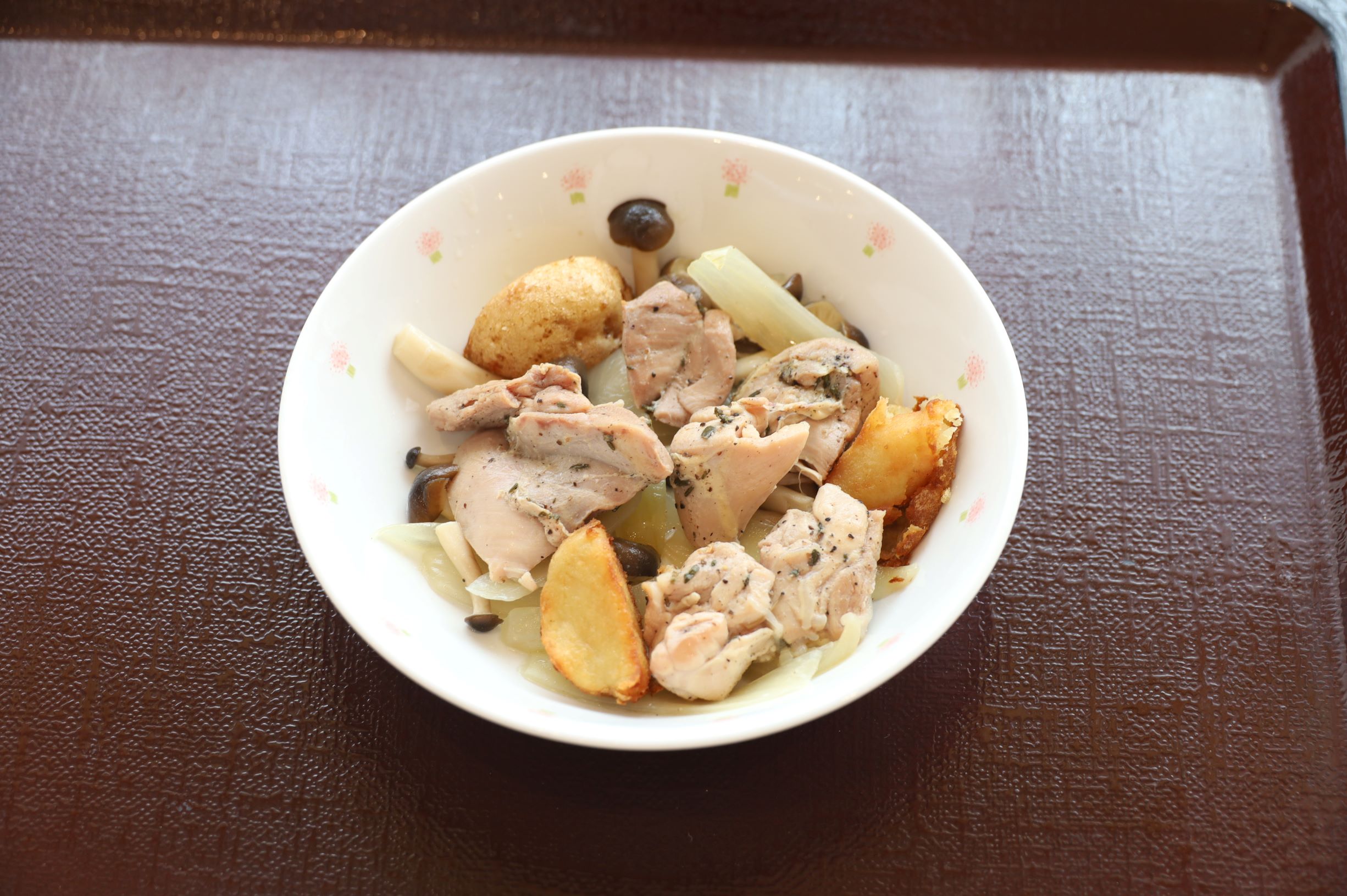 ３月5日（木）夕食　B食
鶏肉とじゃが芋のワイン蒸し