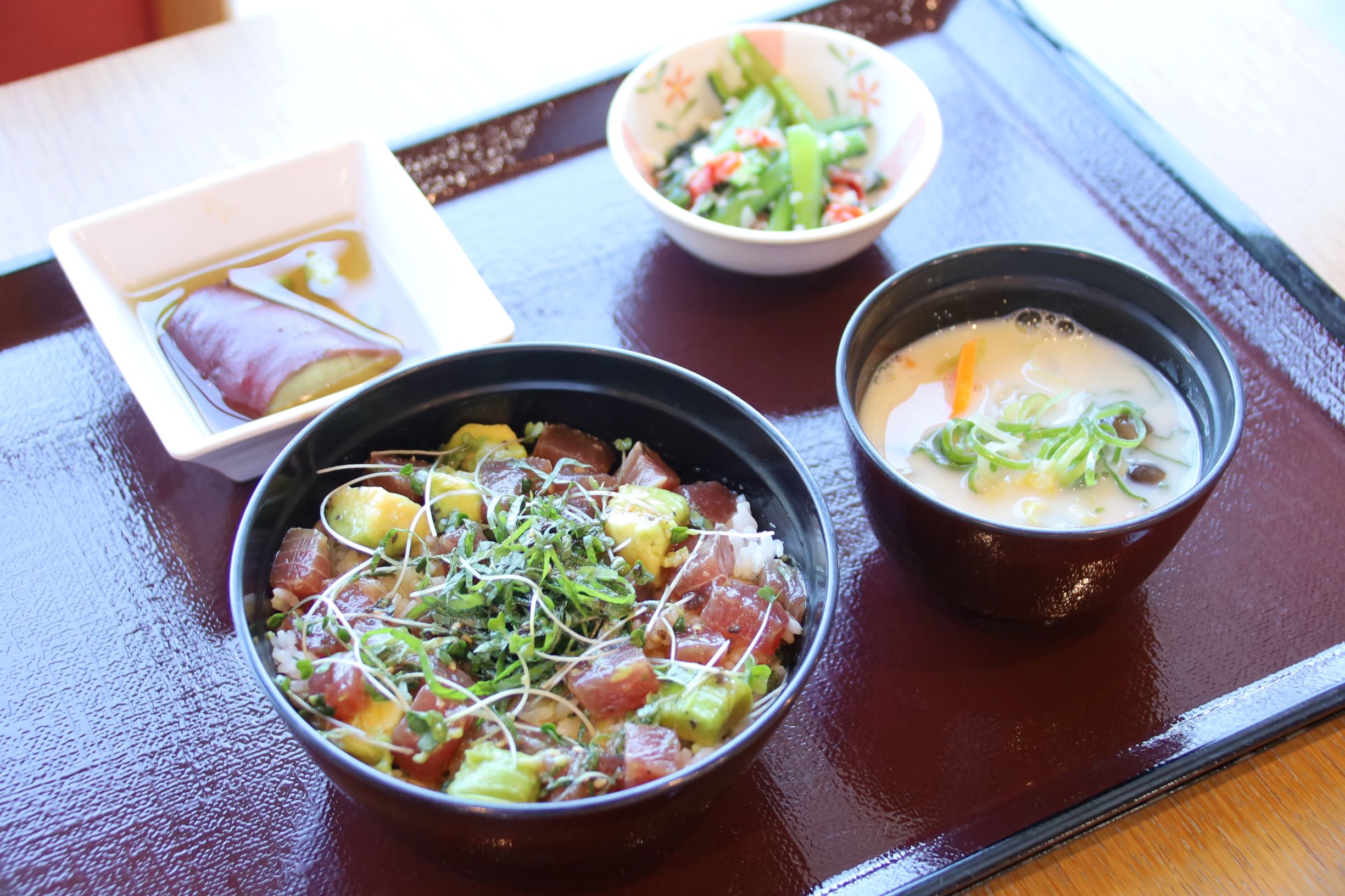 ５月３０日（土）
夕食A食　春ガツオとアボカドの梅しそ丼