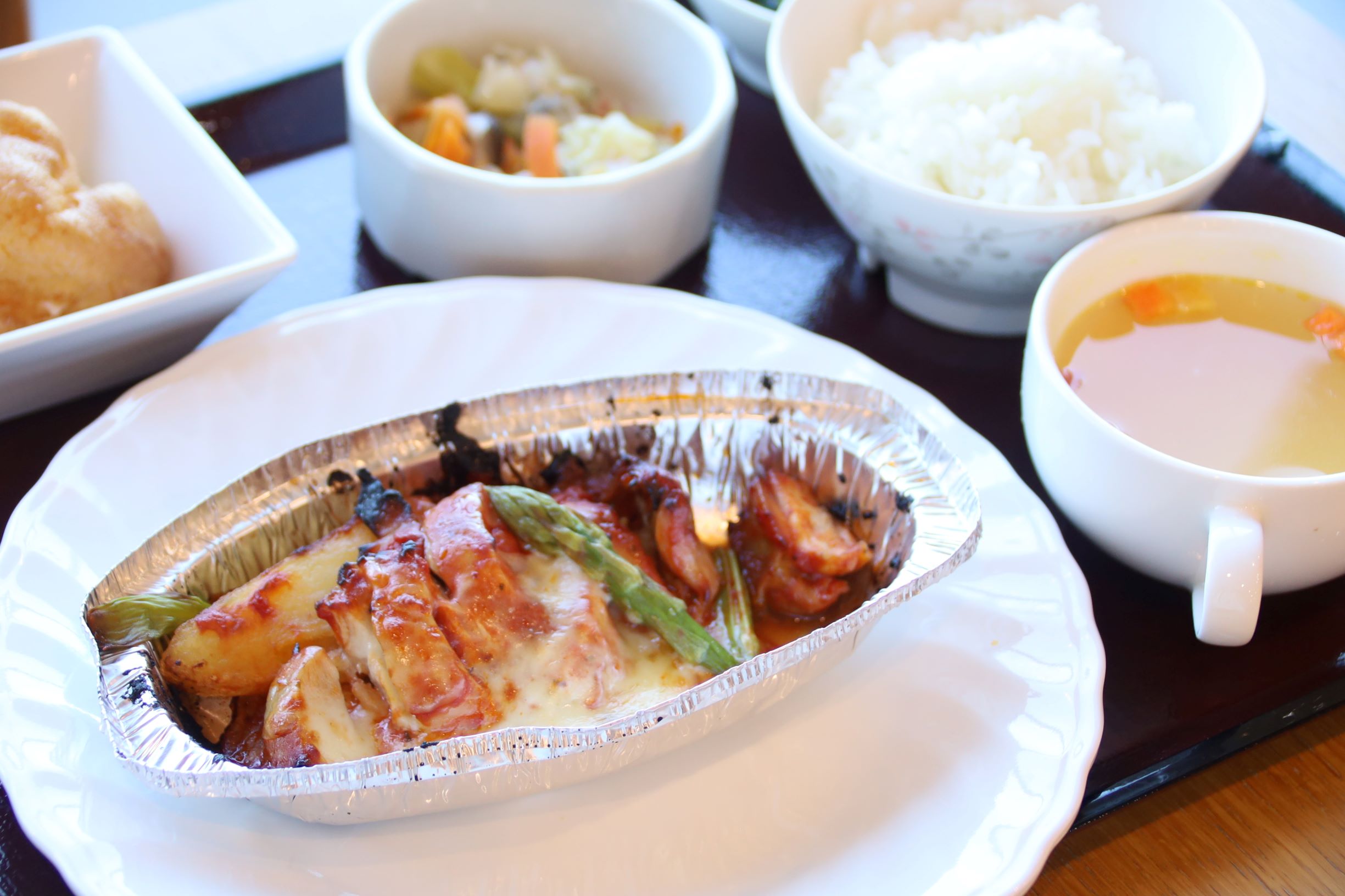 A食：鶏肉のピザ風チーズ焼き ～旬のアスパラを添えて～