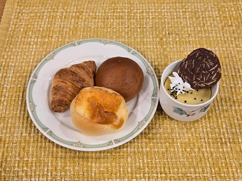 ■手作りさつま芋プリン＆クッキー
■パン盛り合わせ
　（クロワッサン・チーズロール・黒糖）