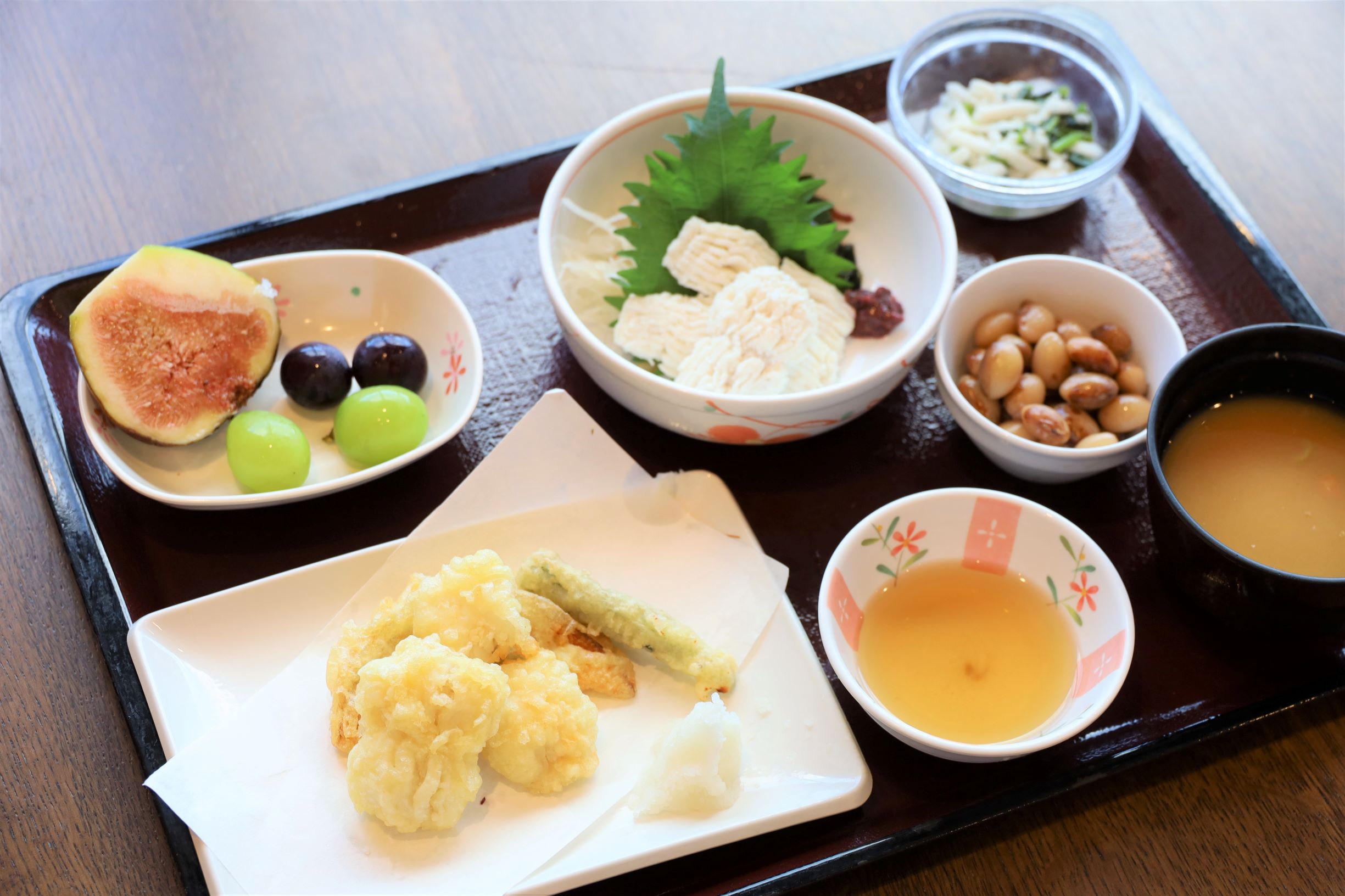 ８月3日　夕食　特別食
鱧湯引きと鱧天ぷら（フルーツ付）
