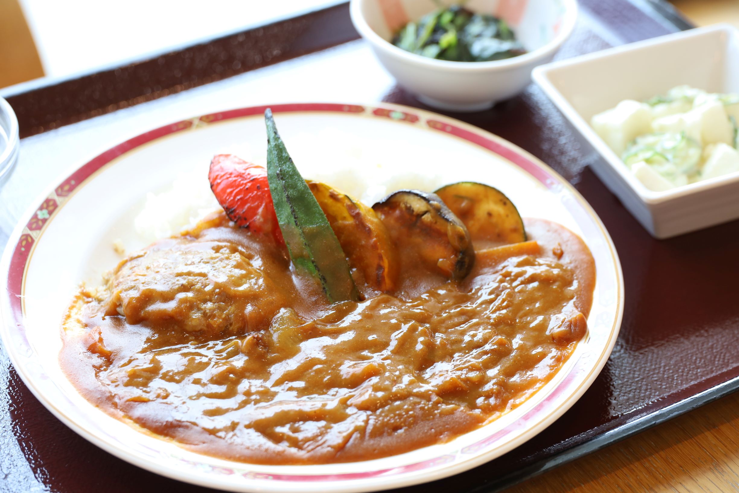 8月14日　昼食　特別食
夏野菜のハンバーグカレー（フルーツ付）