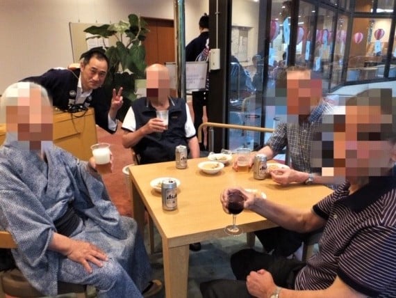 お好きな飲み物を片手に談笑されている様子