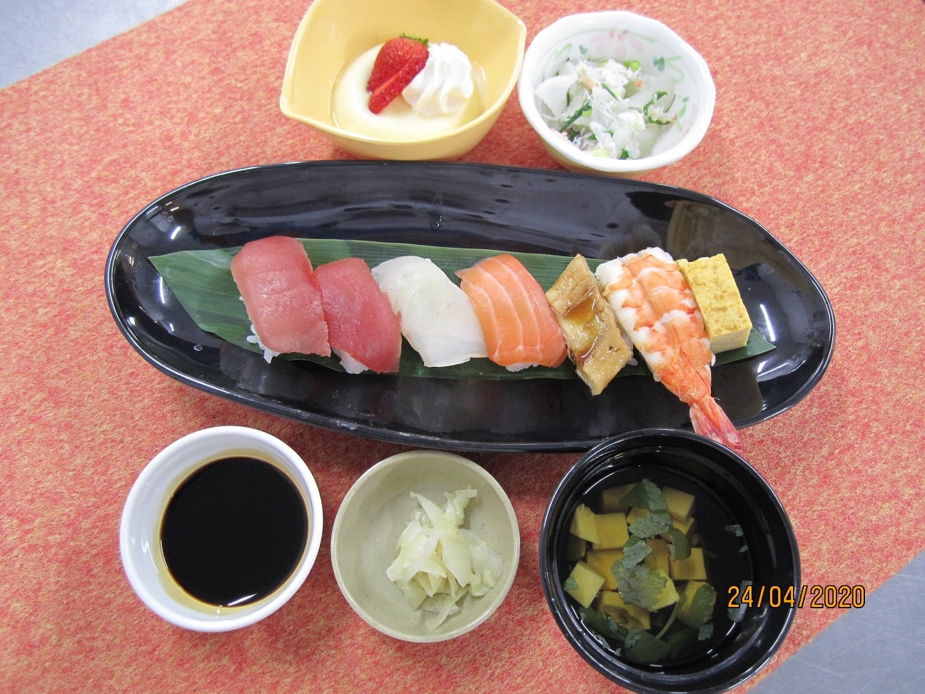 夕食A食・にぎりずし、甘酢生姜、和え物、吸物、季節のデザート