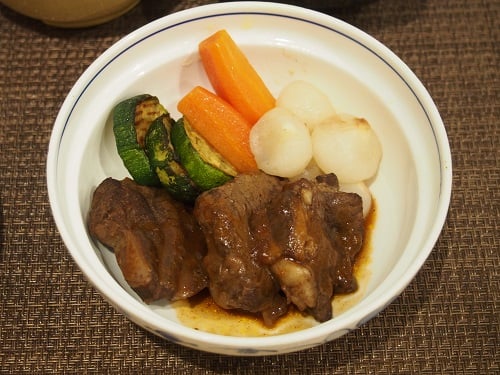B食：牛肉と小玉ねぎの赤ワイン煮込み