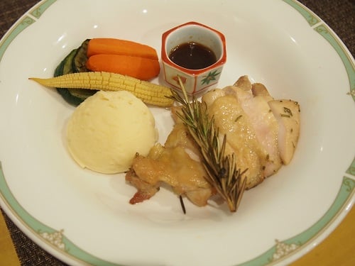 B：ハーブ香るチキンステーキ