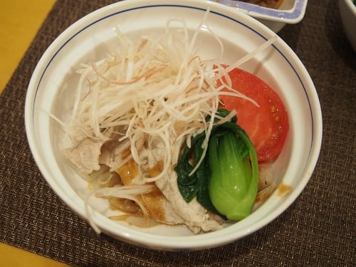 A食：ゆで豚のゴマだれかけ