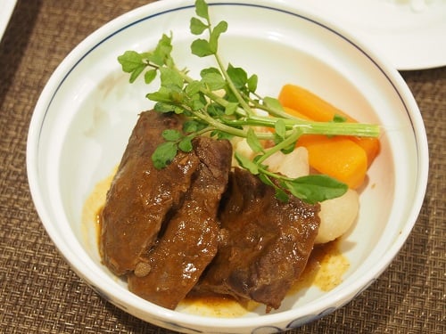 B食：牛肉と小玉ねぎの赤ワイン煮込み