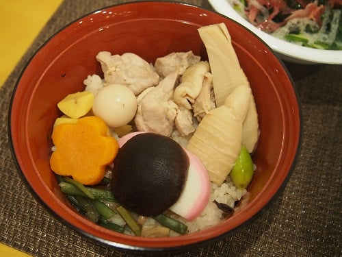 Ａ食：鶏肉と8種の具材釜めし風