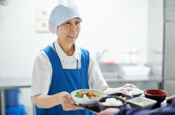 調理補助の女性の写真