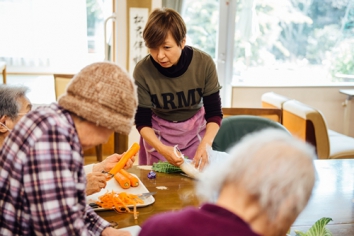 入所しているみんなで食事作りなどをして、コミュニケーションをとりながら、認知症予防を行なっています。