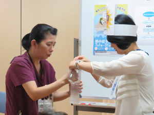 救急看護認定看護師が経口補水液作りを実践