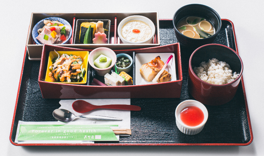 スマートミールは日本栄養改善学会をはじめとした複数の学協会からなる「健康な食事・食環境」コンソーシアムが審査・認証を行っています。
