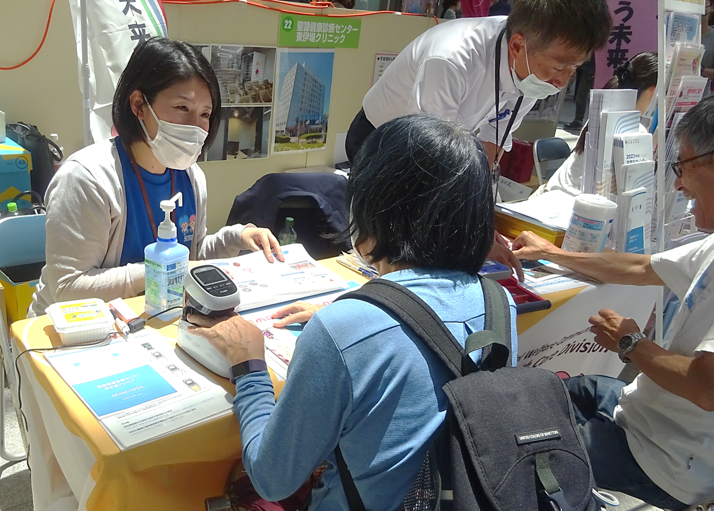 体験コーナー「ヘモグロビン推定値の測定の様子」