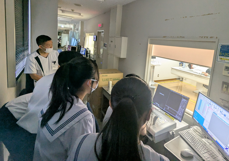 放射線技師の仕事を見学中