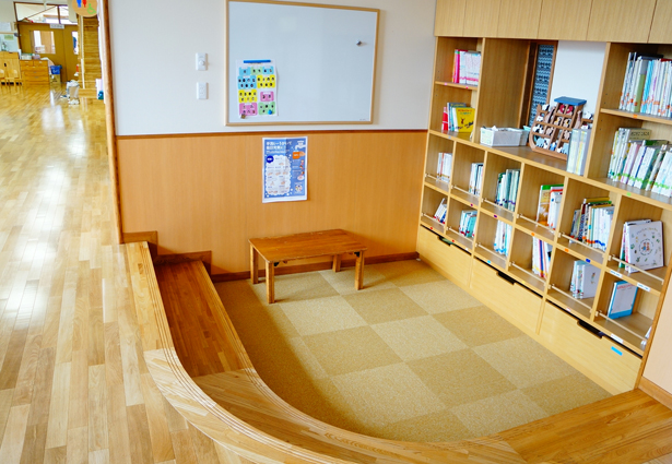 （写真2）図書コーナー