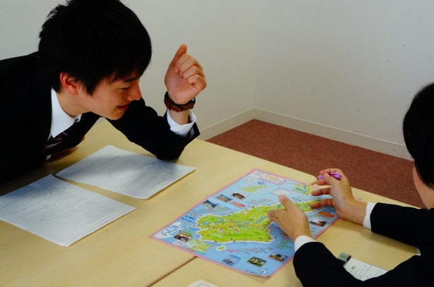 インタビュー中、淡路島の地図を見ながら、自身が生まれ育った場所を説明。