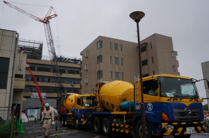 ミキサー車が生コンを充填