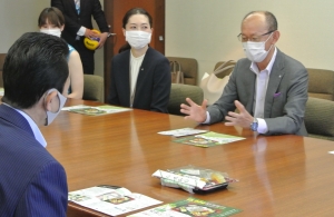 浜松市の鈴木康友市長へ【第2弾 25品目の風味豊かな栄養はなまる弁当 夏の陣】の発売を報告