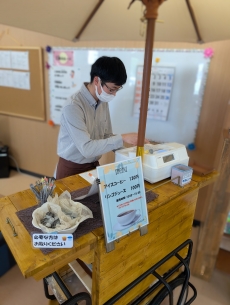  クールシェアスポット期間（９月３０日まで）の１０時～１５時は　アイスコーヒー（１３０円）　リンゴジュース（１００円）で販売しています。